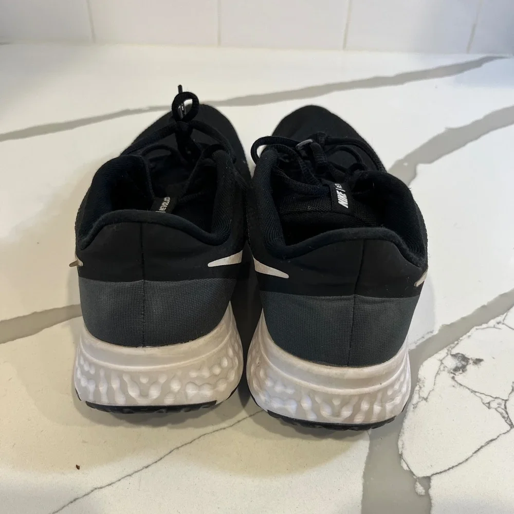 Nike Revolution 5 Mens Running Shoes Black White BQ3207-002 Size 7.5